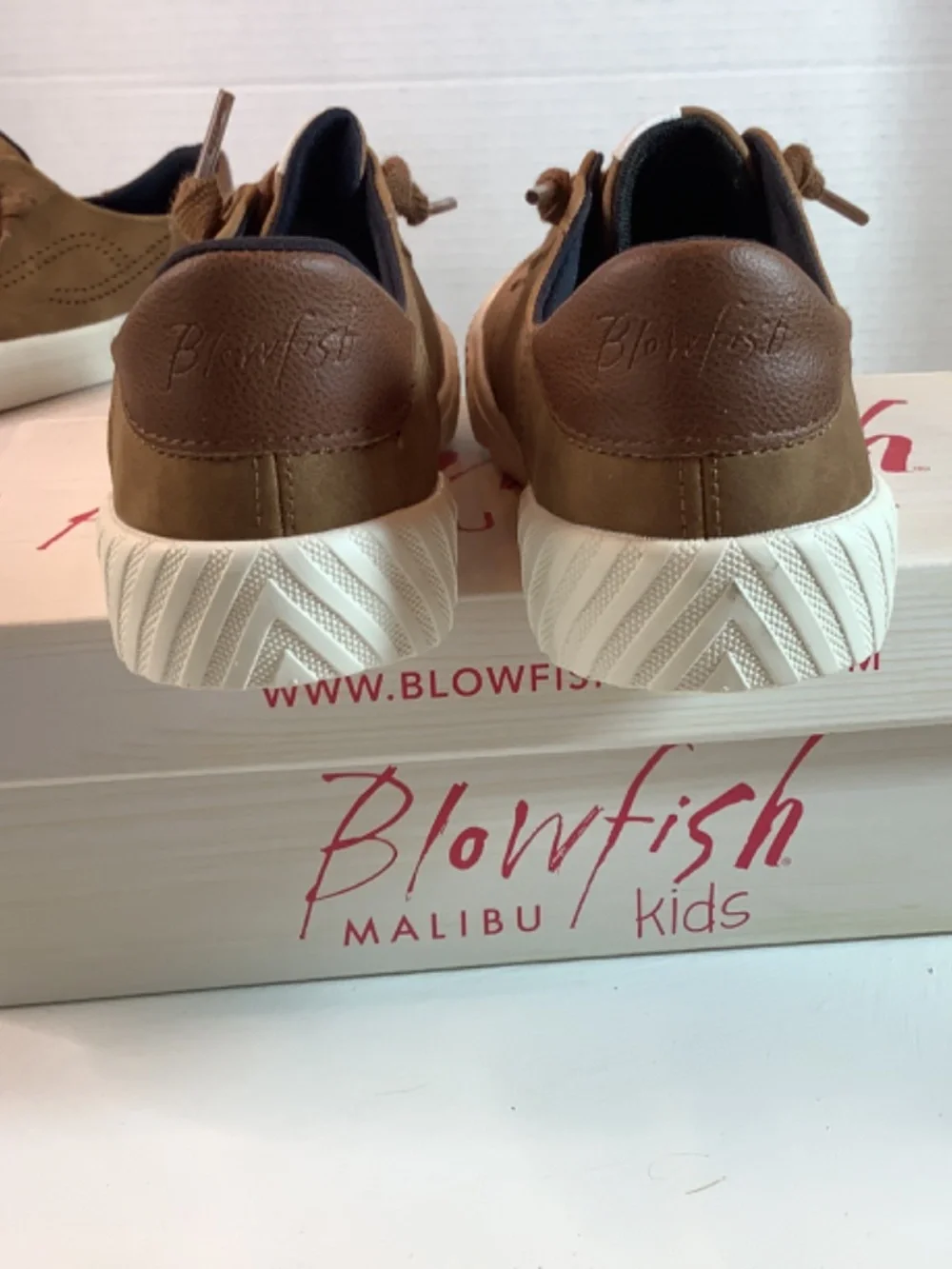 NWT Blowfish Malibu Kids Windsurf brown tan sneaker slip on Leather unisex sz.4